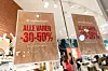 SLUTT? Må vi takke for oss? står det på plakatene i vinduene på Body Shop-filialen på kjøpesenteret Byporten i Oslo
