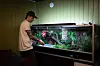 TRYGT: Terrariet til rengbueboaen Melisandre er utstyrt med alt det den tropiske slangen trenger, men fordi hun går gjennom et hamskifte gjemmer hun seg godt for kameraet.