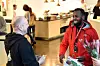 GOD STEMNING: Smilene satt løst da Nur M. Abdi, NTF-tillitsvalgt i Bama, og LO spanderte lunsj på kollegene på torsdag.