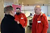 INTERESSE: Fredrik Winger Solvang og Håvard Hansen (til høyre) i prat med en av de ansatte på Bama.