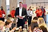 AVBRØT I LUNSJEN: LO-leder Hans-Christian Gabrielsen avbryter lunsjen til de Bama-ansatte og forteller hvorfor det er lurt å være organisert.