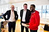 OPPMERKSOMHET: Nur M. Abdi var glad for å få besøk av LO. Her sammen med Rune Flaen, administrerende direktør i Bama, og LO-leder Hans-Christian Gabrielsen.
