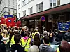 FANEMARKERING: Fagorganiserte i Bergen protesterte i går mot det de mener er streikebryteri i bedrifter som er tatt ut i streik.