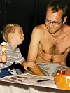 KJERNEFAMILIE: Mikkel Arnesen beskriver en oppvekst hvor barna sto i sentrum. Her med pappa Sven en sommerkveld.