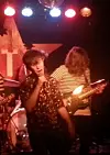 MUSIKK-ELSKER: På videregående sang Arnesen i ulike band. Dette bildet er fra en konsert på et utested i Moss.