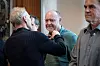 Leif Ritter fra Norsk Nærings- og Nytelsesmiddelarbeiderforbund får LO-nåla festet av LOs andre nestleder, Steinar Krogstad. Til høyre: John Henry Kaland fra Norsk Tjenestemannslag.