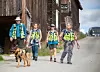ARGUSØYNE: Heidi Tokstad og hunden Encas er i gang med å lete etter savnede i Røros sentrum. Hun følges tett av f.v. instruktør Olav Lie, instruktørelev Michelle Hauge og instruktør Kristin Wear Prestrud.