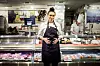 VIL JOBBE SÅ LENGE HUN KAN: Butikkmedarbeider Elisabeth Madsen trives på jobb og som gravid. Med riktig tilrettelegging håper hun å jobbe helt fram mot fødsel.
