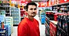 Butikkmedarbeider Niklas Bhattarai vurderer å stemme for første gang.