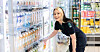 FORNØYD: Butikkansatte på Coop Mega Carl Berner, Amanda Lovise Stangvik Hogefeld.