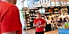 PATRULJERTE: Knud-Daniel Hansen var blant dem som avduket at butikkene syndet mer enn snittet under årets utgave av LOs sommerpatrulje.