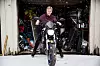 PÅ TO HJUL: Beate Steinsvik har kjørt motorsykkel i 25 år. Sykkelen får vanligvis stå i fred om vinteren.