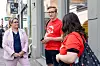 Sindre Hornnes er leder for sommerpatruljen. Her med arbeids- og inkluderingsminister, Marte Mjøs Persen.
