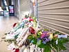 STØTTE: Mange kunder la ned blomster utenfor den stengte butikken for å vise medfølelse med pårørende og kolleger.