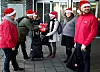 HARDE PAKKER: Oslo/Akershus HK gjør seg klare til å gi de ansatte på Tveita senter en liten julehilsen.