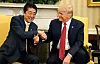 NEKTER Å GI SLIPP: Hersketeknikk eller bare sånn han er? Donald Trump er uansett kjent for lange håndhilsningsseanser, som har gått utover mange statsoverhoder, inkludert daværende statsminister i Japan, Shinzo Abe.