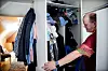 SHOPAHOLIC:  Knut liker å handle klær. Når han har opprydding i klesskapet, står folk i kø utenfor huset hans for å sikre seg et plagg, sier han. Han gir bort (nesten) like mye klær som han handler.