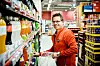 MER ENN FORVENTET: Butikksjef Frode Helsø ved Coop Extra Stjørdal er overrasket over størrelsen på grensehandelen.