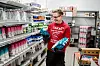 MELK I MERÅKER: Butikksjef Erling Ervik har aldri solgt så mye melk i hyttekommunen Meråker.