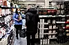 RØD VEKST: Aldri før har Vinmonopolet solgt så mye. Som på Stjørdal, her ved tillitsvalgt Siw Anita Gundersen.