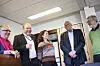 Ikke akkurat tynget av stundens alvor. Torsdag møtte LO-toppene Roar Flåthen og Tor-Arne Solbakken sine motparter fra NHO og riksmekler Kari Gjesteby for å varsle at 15.500 LO-organiserte tas ut i streik dersom helgens mekling mislykkes.