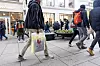 GATELANGS: Fawsi Adem haster avgårde på  Karl Johans gate i Oslo når han skal besøke tillitsvalgte som er med i det første streikeuttaket til Handel og Kontor.
