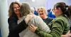 NYE REGIONSKAMERATER: Regionkontorleder Renate Klopp i Østlandet Sør (fra venstre) klemmer Marius Andersen og Elisabeth Andreassen fra Østfold HK etter at det ble klart av detten avdelingen blir en del av HK region Østlandet Sør. Forbundets 2. nestleder Lena Reitan (til høyre) gleder seg også over vedtaket.