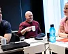 REGNSKAPSFØRER: Petter Bakken Blom er den eneste kursdeltakeren som jobber på kontor. Han finner kjapt tonen med de andre HK’erne.