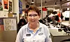 HURRA FOR ORDNINGEN: Oddveig Jerpstad er glad for at Coop-laget hun jobber i dekker utgifter til briller som de ansatte trenger i jobben sin.