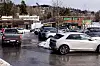 Mange biler på parkeringsplassen.