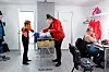 INKLUDERENDE: BULs teaterlag har 16 medlemmer i ulike aldre. 72 år gamle Kari Aniksdal spiller bestemor til en av kunstløperne, og Tanja Fae Stenberg spiller mor med dårlig økonomi og talentfull sønn. Vivian Sørensen i midten spiller kommenterende høyttaler.
