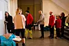 SEKUNDER FØR: Skuespillerne hører på at høyttaler Sørensen introduserer showet før de får klarsignal til å storme scenen.
