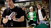 På bakrommet jobber taxfree-ansatte med å pakke om snustårn. Bak fra venstre: Rozina Nazar, Kirsti Bergstø, Balder Alvær Olafsen.