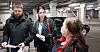 AKTIV TILLITSVALGT: Kateryna Igorevna Bilokin (midten) er konserntillitsvalgt i Ikea. Her er hun ute og besøker andre HK-tillitsvalgte sammen med John Thomas Suhr og Charlott Pedersen fra Oslo/Akershus HK.