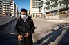MUNNBIND: Senait Yared bruker munnbind når hun ferdes ute. Her fotografert i nærheten av der hun bor på Lørenskog.
