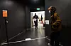KLIKK OG HENT: Jernias utleveringspunkt for kunder som bestiller varer på nett eller over telefon er markert med en stripe på gulvet. Thomas Sørmo setter posen på gulvet for å ha minst mulig kontakt med kunden.