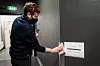 SPRITING: Thomas Sørmo sørger for å sprite over ringeklokka mellom hver nye kunde som kommer til klikk og hent-avdelingen. Han og butikksjefen er de eneste som ikke er permitterte i denne runden.