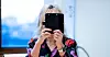 Eva B. Skjønhaug fra Handel og Kontor holder kanskje mobilen unormalt høyt, men det er altså sånn hun kan oppleve at dem hun snakker til under en presentasjon sitter. Da synes hun det er ekstra vanskelig de gangene hun selv sitter sånn.
