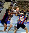 HARDE TAK: Det kan gå røft for seg i handball. Her er Daniel Gillis Lennart Blomgren i angrep.