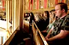FRA GALLERIET: Kim Emil Halvorsen (f.h.) i Oda, Mari Skogli og Ellen Merete Thollefsen i Zizzi følger nøye med på stortingsdebatten.