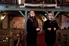 Sjekker det siste: Nina Johansen og Randi Borgen Mikalsen ser til at alle detaljer er på plass i kirken.