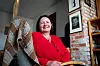 MORMORSTOL:  Henriette Westhrin har med seg minner fra barndommen.