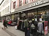 ÅPENT: Klesbutikken LMC i Brugata holder åpent. Daglig leder hevder at hovedkontoret har pålagt  henne å holde åpent på søndager.