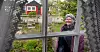 KOLONIST: Anne-Sol Simensen liker å grave i jorda. Hun dyrker for det meste nyttevekster.