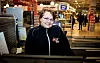 SPRETTER CHAMPAGNEN: Butikkmedarbeider Wenche Mattson jubler over at også hennes yrkesgruppe har fått rett til databriller.