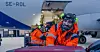 VARIERT ARBEID: En av mange oppgaver for de ansatte i Avinor på Svalbard lufthavn, er å tømme flyene for bagasje. Jo Gjerstad og Gudmund Klovning (i bakgrunnen) jobber i tillegg i brann- og redningstjenesten.