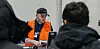 NY LOGO: Torbjørn Staff har fått ny arbeidsgiver og ny logo på vesten når han tar imot bagasje fra turister på Svalbard. Etter at han ble virksomhetsoverdratt fra Widerøe Ground Handling til Avinor, har han også skiftet fagforening til NTL Luftfarten.