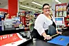 Elisabeth Mårteig Eriksen trives i kassa på Rimi. Det er ikke så dårlig betalt å jobbe i butikk som mange tror, sier hun.
