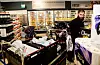 RETT I POSEN: Meny har spesialdesignet traller og utstyrt dem med både skjerm og vekt. Varene pakkes i poser og kasser.