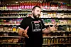 SOM FØR: Omsetningen i butikken har ikke gått ned etter at de begynte å selge varer på nett, forteller butikksjef Nihat Cabar.